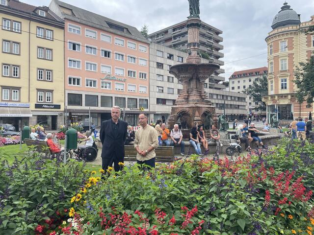 Kundgebung der FPÖ zum Erhalt des Bozner Platzes, StR Rudi Federspiel und Vizebgm. Markus Lassenberger sind gegen eine "Betonwüste". | Foto: BezirksBlätter