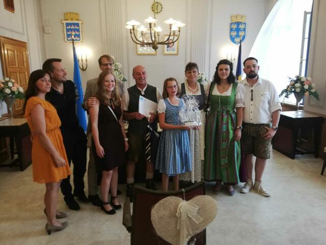 Die Hochzeitsgesellschaft nach der Eheschließung im Standesamt des Neunkirchner Rathauses. | Foto: Marco Hutterer