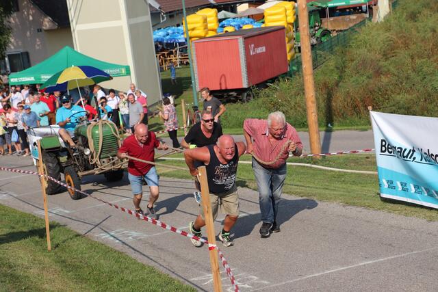 Statt Diesel sind Muskelkraft und Teamwork beim Traktorseilziehen gefragt. | Foto: Edith Ertl