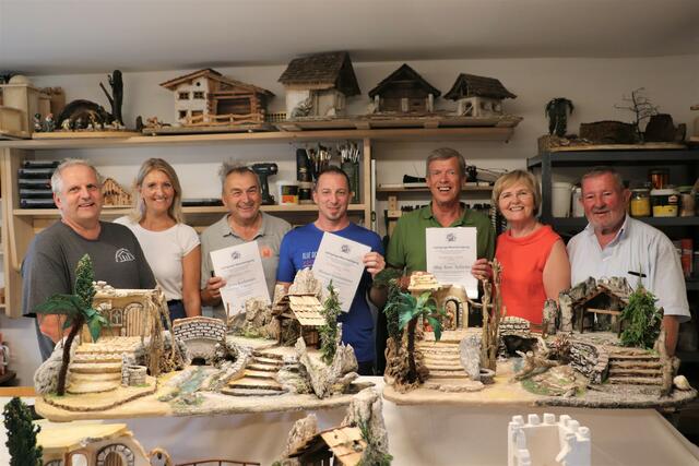 Gerhard Eisel, Barbara Walch, Waltraude Lechner und Fritz Marx (alle außen)  mit den ersten Absolventen der Krippenbauschule Wundschuh. | Foto: Edith Ertl