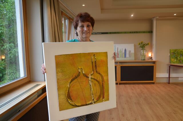 Erika Drumel mit einem frisch gedruckten Holzschnitt