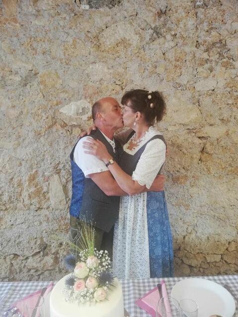 Darauf warteten alle: der Kuss der Frischvermählten. | Foto: Marco Hutterer