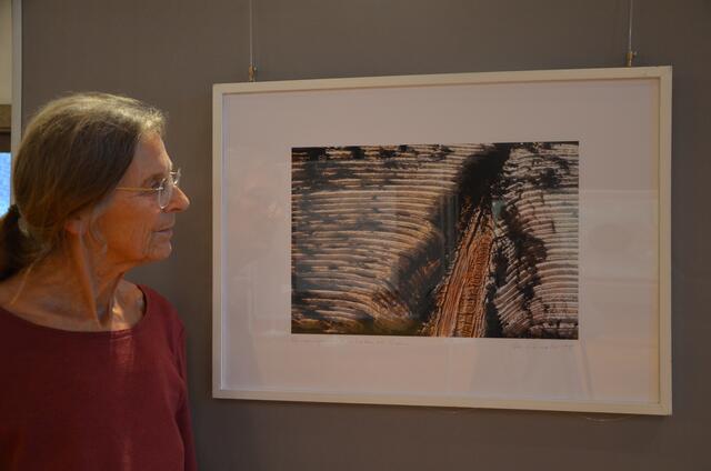 Hadwig Schindler-Hopfgartner und eine ihrer genialen fotografierten Strukturen