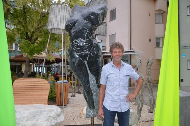 Hans Peter Profunser mit seiner gerade geschaffenen "Venus"