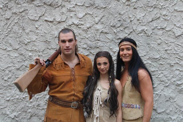 'Old Shatterhand' Christian Funk mit 'Ribanna' Sarah Stachowicz und Florian Vana als edler Indianerhäuptling 'Winnetou'