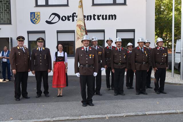Ehrengarde der Feuerwehrwehr mit LFK-Stv. Martin Reidl, BFK. Wolfgang Kinelly und LA Elisabeth Trummer | Foto: Michael Strini