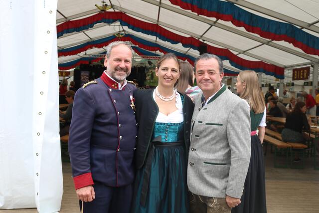 Cyriak Steiner mit Bürgermeister Pewny und Gattin freuten sich über den großen Zulauf beim Fest.