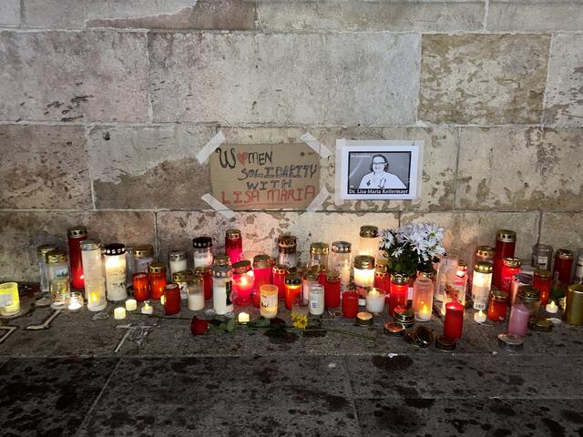 Nach der Zerstörung der Gedenkstätte für Lisa-Maria Kellermayr am Wiener Stephansplatz wurden erneut zahlreiche Kerzen und Blumen niedergelegt. | Foto: Barbara Schuster/RMW