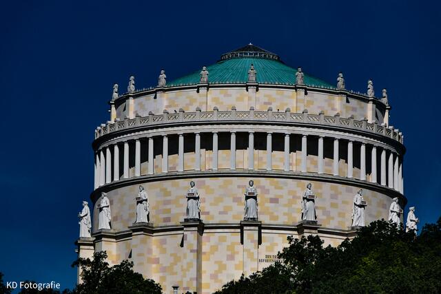 ...die Befreiungshalle auf einem Hügel oberhalb von Kehlheim...