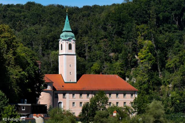 .eine Teilansicht des Klosters Weltenburg vom Schiff aus gesehen...hier gibt es die älterste Klosterbrauerei der Welt....
