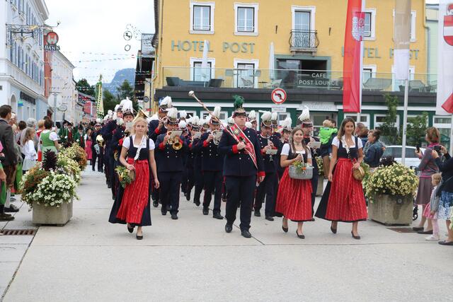 In einem feierlichen Festzug durch "die alte Stadt" marschierten die Vereine zum Festzelt. Voran die Stadtkappelle, die die Marschmusik spielte.