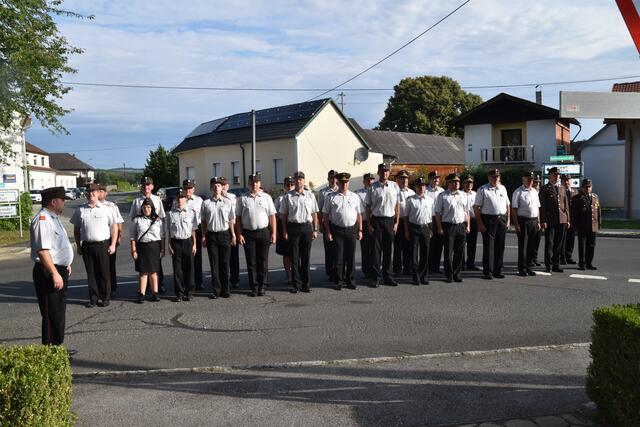 Zahlreiche Feuerwehrkameraden stellten sich zum Jubiläum ein. | Foto: Michael Strini