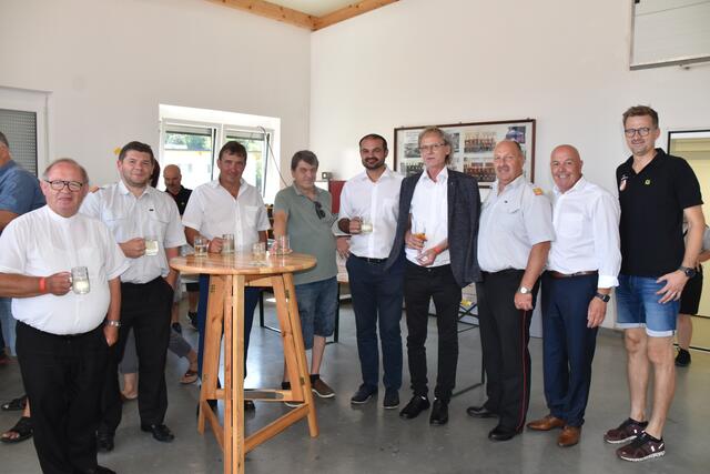 Gemütliche Runde: Pfarrer Karl Schlögl, Emmerich Zax, Bgm. Franz Wachter, Johann Hetfleisch, Markus Wiesler, Pfarrvikar Johannes Pratl, Martin Geißegger, 2. LT-Präs. Bgm. Georg Rosner und Christoph Herics  | Foto: Michael Strini