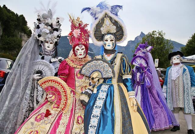 Prachtvolle Outfits beim Sommerkarneval in Traunkirchen. | Foto: Hörmandinger