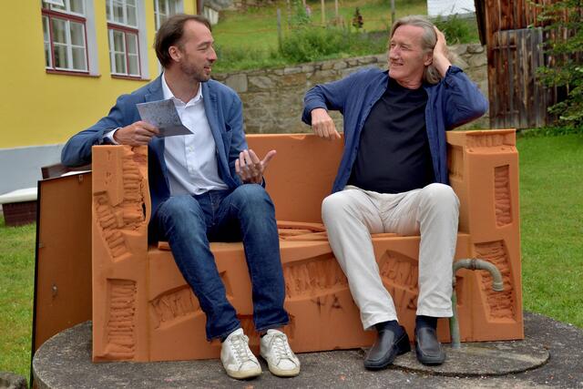 Künstlergespräch bei der Ausstellungseröffnung in Kirchbach: Gastgeber Florian Steininger und Künstler Josef Trattner | Foto: Hans-Peter Kriener
