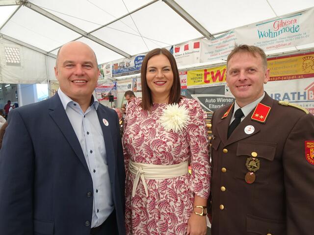 Bürgermeister Mario Trinkl, LHStv. Astrid Eisenkopf und Ortskommandant Roman Decker. | Foto: Peter Sattler