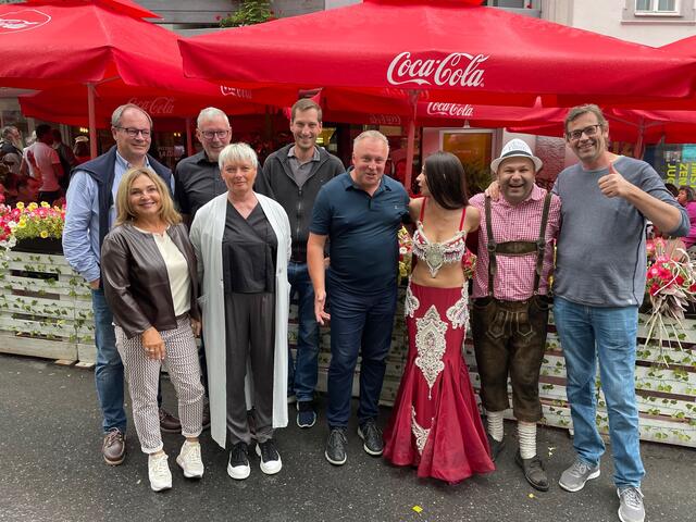 Joe Huber, Hans und Michael Strobl, Bgm. Stefan Weirather samt Bauchtänzerin und Pizzachef Ali und Wolfgang Neururer mit Sabine Linser und Rosmarie Strobl (vorne, v.l.) | Foto: Perktold
