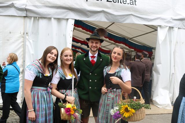 Die Goastona Jugend mit Blumenschmuck und Schnaps.