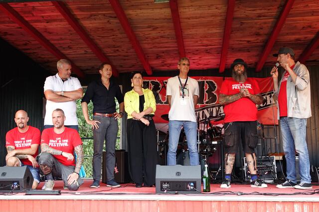 Die Bürgermeister Hannes Primus, Stefan Salzmann und Maria Knauder, Harald Jankovits vom Sterntalerhof, Veranstalter Klaus Weinlinger, Moderator Tomi Schmid. Kniend: Christian Findenig und Daniel Ster.
