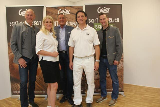 Erika und Gerald Geier mit prominenten Besuchern. | Foto: Foto: Mold