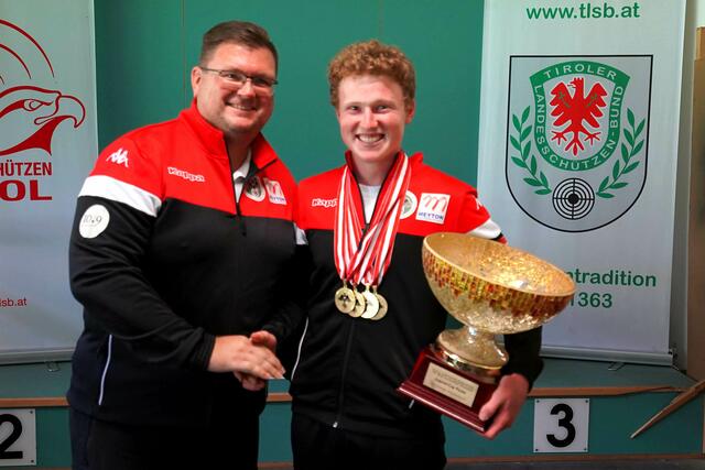 Kevin Weiler (SG Innervillgraten) bekommt den Wanderpokal von ÖSB-Juniorentrainer Alexander Trageser überreicht. | Foto: Christian Kramer, TLSB