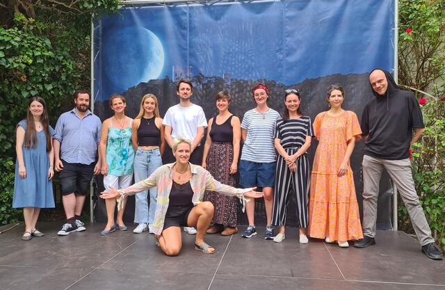 Einstimmung auf die großen poetry slam-Meisterschaften in Mödling: Annika Suk präsentierte die stimm- und wortgewaltigen Slammerinnen und Slammer auf der Bühne des Mödlinger Konzerthofes. | Foto: Stadtgemeinde Mödling / mc