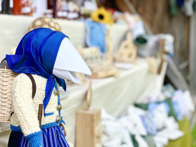 Die Schnabelperchten gehören zu Rauris einfach dazu – die Schmankerlmärkte auch. Den Sommer über werden jeden Donnerstag regionale Produkte angeboten… | Foto: Nina Wieser