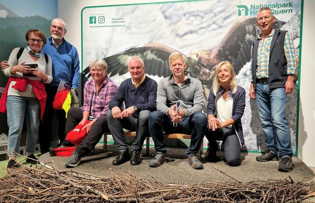 Besucherzentrum des Nationalparks Mallnitz (Adlerhorst)
v.l. Sofia Wojdyla, Erich und Angela Bremm, Bgm. BR Günther Novak, Bgm. Lars König, Corinna Lenhardt, Peter Angermann | Foto: Gemeinde Mallnitz