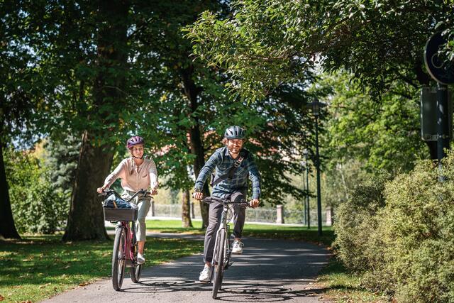 Laut Erhebungen der Radzählstellen in ganz Tirol stiegen im Jahr 2021 immer mehr Menschen auf das Fahrrad um. Mit Maßnahmen wie der Kampagne „Sei nit fad, fahr Rad“ soll der Radverkehrsanteil weiter gesteigert werden. | Foto: Land Tirol/Ringler