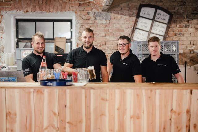 Für strahlende Gesichter sorgten Mathias, Andreas, Michael und Michael hinter der Bar. 