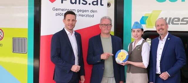 Dr. Mario Krammel vom Verein PULS, Georg Aufschnaiter, Medea Dravecz, Stewardess in der Westbahn und Geschäftsführer Thomas Posch.  | Foto: Puls, Hochmuth