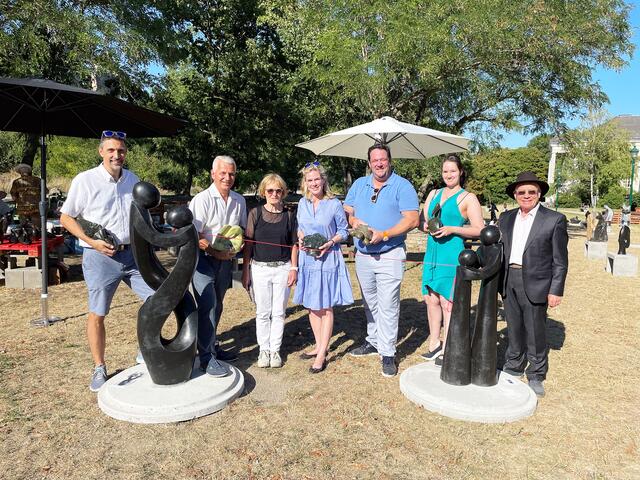 Bürgermeister Johann Zeiner eröffnete gemeinsam mit Kurator Sune Joergensen und Organisatorin Gertrud Cortsen sowie Vizebürgermeisterin Michaela Haidvogel, Vizebürgermeister Markus Waldner, Gemeinderat Andreas Dechant und Gemeinderätin Katharina Rappold die Ausstellung Lebende Steine am Liechtenstein.
 | Foto: Marktgemeinde Maria Enzersdorf