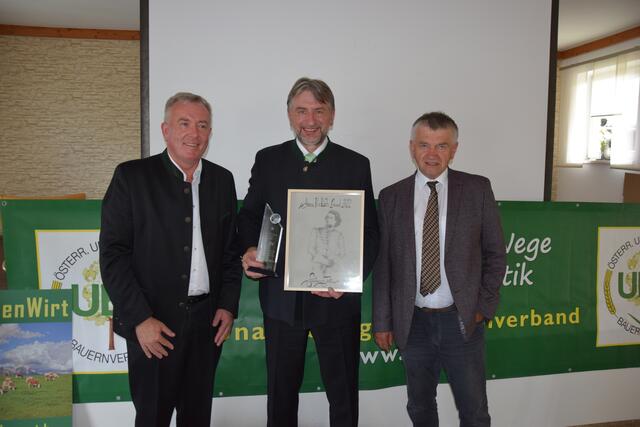 Bei der Landestagung des Unabhängigen Bauernverbandes in Münzkirchen steht der frisch gewählte Obmann Karl Keplinger neben Hans Kudlich Award-Preisträger Günther Felßner und Johann Großpötzl  | Foto: UBV