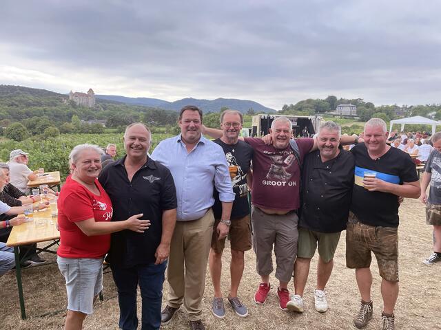 Wanda Fröhlich und Johannes Hanl vom Weinbau Hanl, Vizebürgermeister Markus Waldner, Dieter Portschy von der Dorfkapelle, Ronny Deutsch von Colour me Blue und dem Provisorium, Stani Wirtshaus zum Nordpol und Günter Tichy von Colour me Blue.
| Foto: Marktgemeinde Maria Enzersdorf