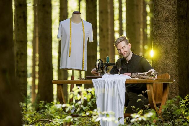 Der österreichische Designer Emanuel Burger stellt die Bekleidung für "Wood Fashion" in der Heimat her.  | Foto: Christian Leopold