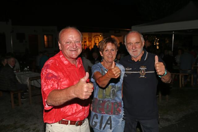 Daumen hoch für die vierte Auflage von Rock am Trummerhof: die Hofbesitzer Franz Holzerbauer sowie Waltraud und Heribert Wilfling | Foto: Kevin Lagler