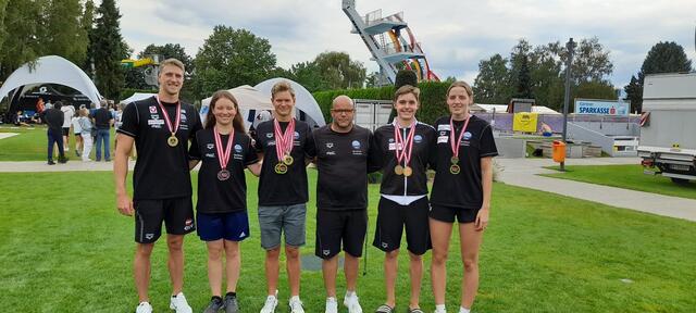 Die SV FK Spittal -Schwimmer Heiko Gigler, Rebecca Kretz, Mark Horwath, Alex Deblaise (Trainer), Leon Trattler und Marjiana Jelic freuen sich über die zahlriechen Staatmeistermedaillen. f | Foto: SV FK Spittal/KK
