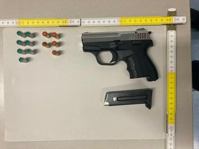 Die Schreckschusspistole samt Munition wurde im Hosenbund des durch Alkohol beeinträchtigten Mannes gefunden und sichergestellt. | Foto: LPD Wien