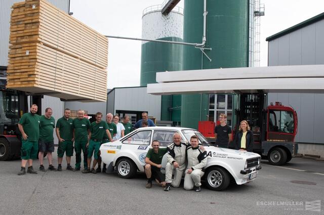 Lukas und Helmut mit Sponsor Eschelmüller Holz. | Foto: zVg