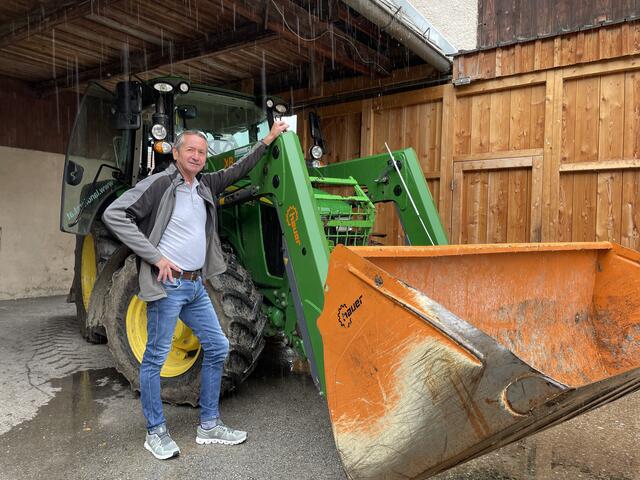 Peter Tautscher und sein "Johny". Das Traktorfahren zählt nach wie vor zum Ausgleich des Bürgermeisters.  | Foto: Koidl