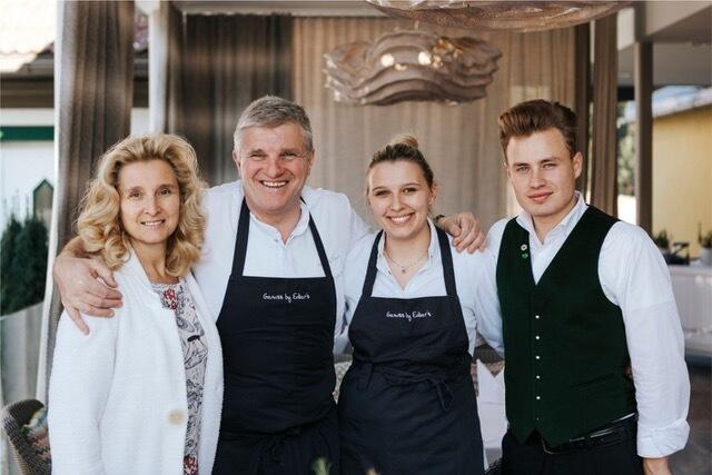 Wolfgang Edler (2.v.l.) vom Landhaus Oswald in Unterbergla setzt in der Corona-Frage mit seinem Team auf die Eigenverantwortung bei den Gästen und beim Personal, so wie viele andere in seiner Branche. | Foto: Edler Landhaus Oswald / Wögerer