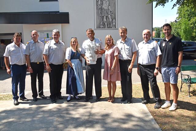 Die Feuerwehr St. Kathrein feierte 100 Jahre: Bgm. Franz Wachter, Abschnittskommandant ABI Alexander Wagner, Landesfeuerwehrkommandant-Stellvertreter Martin Reidl, Nikolina Graf, Kmdt Ernst Stubits, Michelle Bitzinger, Ortsvorsteher Anton Mittl, Bezirksfeuerwehrkommandant OBR Wolfgang Kinelly und Andreas Mittl | Foto: Michael Strini