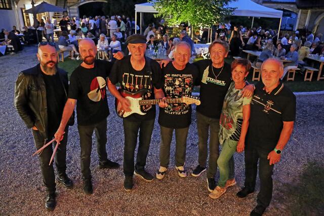 Sorgten für eine gelungene Freiluftveranstaltung: Tontechniker Peter Fritz, die Musiker Fritz Weidl, Herbert Pilz, Hans Wilding und Alfred Grasmug sowie die Hofbesitzer Waltraud und Heribert Wilfling (v.l.). | Foto: Kevin Lagler
