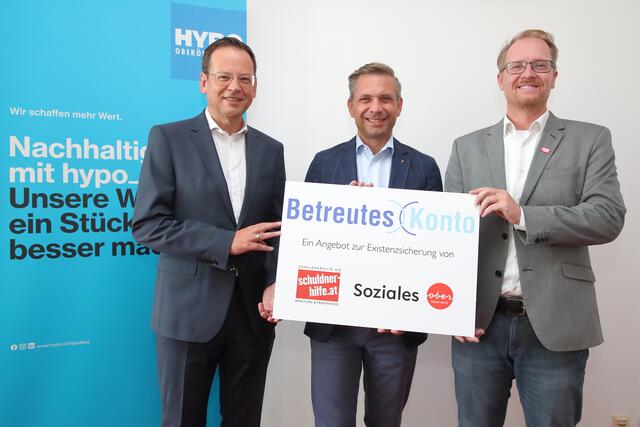 HYPO OÖ Generaldirektor Klaus Kumpfmüller, Landesrat Wolfgang Hattmannsdorfer und Thorsten Rathner (stv. Geschäftsführer Schuldnerhilfe OÖ) besiegeln die zukünftige Zusammenarbeit beim „Betreuten Konto“. | Foto: Land OÖ/Grilnberger