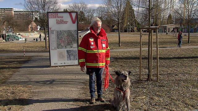 Archäologe Dietmar-H. Kroepel mit seinem Spürhund „Flintstone“. | Foto: Gedenkinitiative Graz-Liebenau