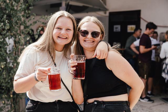 Die Schwestern Marlene und Luise feierten ordentlich.