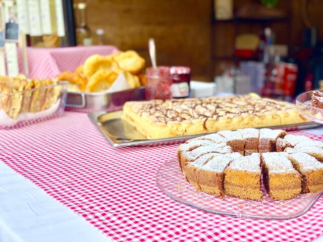 Niemand muss hungrig einkaufen: Beim Markt gibt's auch Kaffee, Kuchen und weitere Spezialitäten für die Besucher… | Foto: Nina Wieser