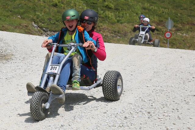 Ein Riesenspaß für große und kleine Action-Fans: Die Mountaincart-Strecke in der Wildkogelarena.  | Foto: Gottfried Maierhofer