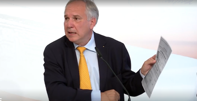 FPÖ-Bundespräsidentenkandidat Walter Rosenkranz hielt eine angeblich mangelhafteUnterstützungserklärung in die Kamera. | Foto: FPÖ-TV