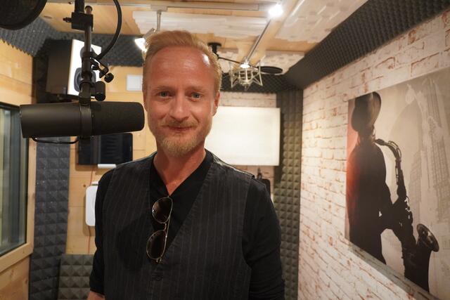Der Schlagersänger Nico S. aus Hallwang im Tonstudio von Christian Strohmayer (FS1) in Eugendorf. | Foto: Emanuel Hasenauer